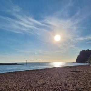 Ein Strand an oder in der Nähe des Ferienhauses