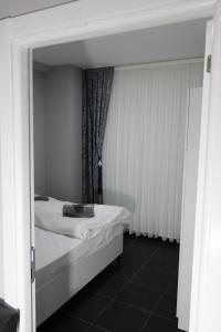 a small room with a bed and a window at Carpe Diem Suit in Kırac