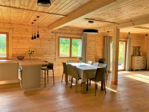 - une cuisine et une salle à manger avec une table et des chaises dans l'établissement Chata Green, à Veľká Lomnica