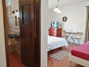 a room with a bed and a table with a table at Casa Monreal in Reguengos de Monsaraz