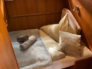 Tempat tidur dalam kamar di Fantasie Boot EINHORN