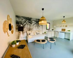 een woonkamer met een bank en een tafel bij Cap Orne in Amayé-sur-Orne