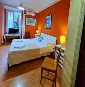 ein Schlafzimmer mit einem Bett, einem Tisch und einem Stuhl in der Unterkunft Casa Totti in Rom