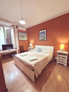 ein Schlafzimmer mit einem großen Bett und einem Schreibtisch in der Unterkunft Casa Totti in Rom