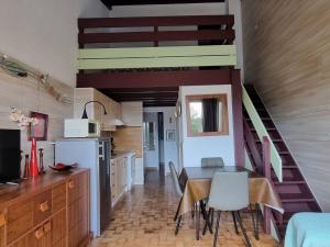 cocina con mesa de comedor y escalera en Appartement Argelès-sur-Mer, 3 pièces, 6 personnes - FR-1-388-83 en Argelès-sur-Mer