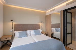 Ein Bett oder Betten in einem Zimmer der Unterkunft Kyrat Amarac Suites