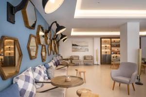 Ein Sitzbereich in der Unterkunft Kyrat Amarac Suites