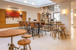 Ein Restaurant oder anderes Speiselokal in der Unterkunft Kyrat Amarac Suites 