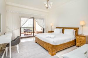 Schlafzimmer mit einem Bett, einem Schreibtisch und einem Tisch in der Unterkunft Bespoke Holiday Homes - Palm Jumeirah- 2 Bedroom with Gym, Beach & Pool Access, Fairmont South in Dubai