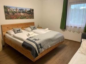 een slaapkamer met een groot houten bed in een kamer bij Landgasthof Rechenwirt in Elsbethen