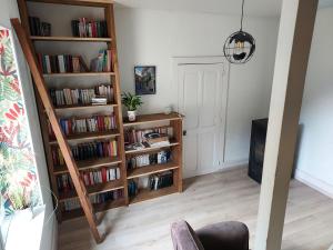 熱拉梅的住宿－Chez Laetitia，客厅设有书架,书架上摆放着书籍
