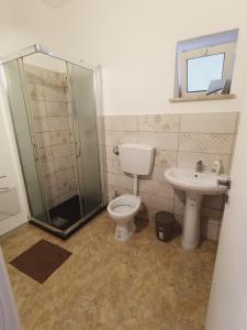 y baño con ducha, aseo y lavamanos. en Monolocale Palermo torretta, en Torretta