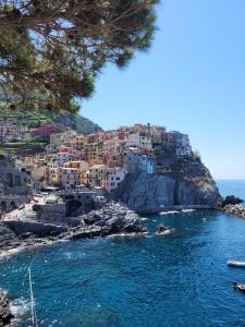 vista su un villaggio su una scogliera sull'oceano di La casa di Walter vicino alle cinque terre a Riccò del Golfo di Spezia