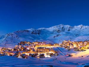 een klein stadje op een besneeuwde berg 's nachts bij Appartement Val Thorens, 3 pièces, 4 personnes - FR-1-637-44 in Val Thorens