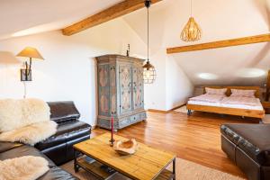 ein Wohnzimmer mit einem Sofa und einem Tisch in der Unterkunft Ferienwohnung Zur Wache in Samerberg