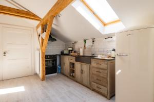 eine Küche mit Holzschränken und einem Dachfenster in der Unterkunft Ferienwohnung Zur Wache in Samerberg
