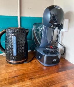 eine Kaffeemaschine und ein Mixer auf einer Theke in der Unterkunft Annex - Garden View in Bristol