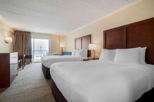 Ein Bett oder Betten in einem Zimmer der Unterkunft Comfort Inn Ocean City Boardwalk