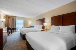 Ein Bett oder Betten in einem Zimmer der Unterkunft Comfort Inn Ocean City Boardwalk