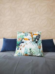 ein Kissen auf dem Bett in der Unterkunft Fantástica Villa Cusmano con piscina privada in Adeje + 16 Fotos