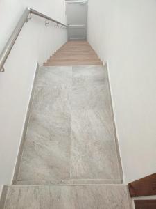 uma escada com piso em azulejo e um corrimão de escadas em Fantástica Villa Cusmano con piscina privada em Adeje