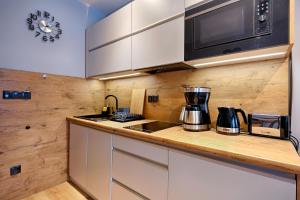 Kuchyňa alebo kuchynka v ubytovaní GórSKI Przystanek Apartament Parzenica i Rozeta