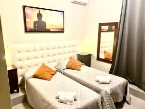 Uma cama ou camas num quarto em Carlo Goldoni Hotel