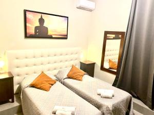 Uma cama ou camas num quarto em Carlo Goldoni Hotel