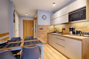 Kuchyňa alebo kuchynka v ubytovaní GórSKI Przystanek Apartament Parzenica i Rozeta
