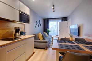 Kuchyňa alebo kuchynka v ubytovaní GórSKI Przystanek Apartament Parzenica i Rozeta