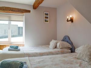 1 Schlafzimmer mit 2 Betten und einem Fenster in der Unterkunft Mountain View-uk11825 in Llandefaelogfâch