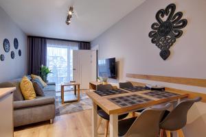 Televízia a/alebo spoločenská miestnosť v ubytovaní GórSKI Przystanek Apartament Parzenica i Rozeta