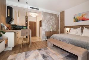 um quarto com uma cama grande e uma cozinha em Great Time Apartman em Hévíz