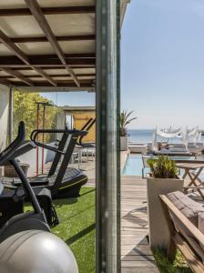 Vistamare Suite في ليدو دي سافيو: اطلالة المسبح من منزل مع صالة رياضية