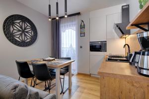 Kuchyňa alebo kuchynka v ubytovaní GórSKI Przystanek Apartament Parzenica i Rozeta