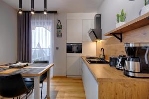 Kuchyňa alebo kuchynka v ubytovaní GórSKI Przystanek Apartament Parzenica i Rozeta