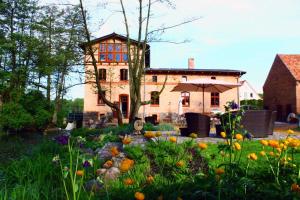 Ein Garten an der Unterkunft Mühle Tornow am Wentowsee