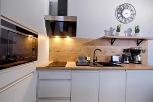 Kuchyňa alebo kuchynka v ubytovaní GórSKI Przystanek Apartament Parzenica i Rozeta