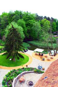 Ein Garten an der Unterkunft Mühle Tornow am Wentowsee