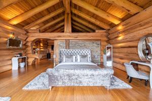 sypialnia z łóżkiem w drewnianym domku w obiekcie The Log Cabins at The Vu w mieście Bathgate