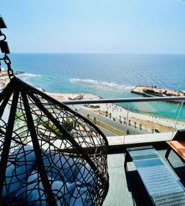 einen Blick auf das Meer von der Spitze eines Gebäudes in der Unterkunft Damac Al Jawharah Apartment in Dschidda