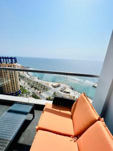 Vom Balkon eines Resorts genießen Sie Meerblick. in der Unterkunft Damac Al Jawharah Apartment in Dschidda