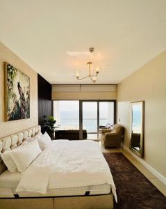 sypialnia z dużym łóżkiem i widokiem na ocean w obiekcie Damac Al Jawharah Apartment w mieście Dżudda