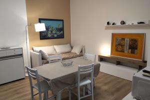 ein Wohnzimmer mit einem Tisch und einem Sofa in der Unterkunft CARMEN E FEDE in Giardini-Naxos