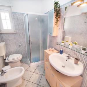 トッレ・サン・ジョヴァンニ・ウジェントにあるSalento Delizioso appartamento con ampia corteのバスルーム(トイレ、洗面台、シャワー付)