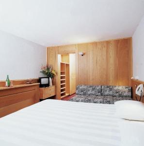 Ένα ή περισσότερα κρεβάτια σε δωμάτιο στο La Trinitè Monboso Hotel +45 φωτογραφίες