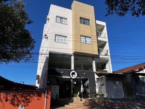 un edificio blanco alto con muchas ventanas en Hotel APART Zuccolotto 301 en Aracruz