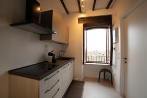 een keuken met een wastafel en een raam bij Appartamento centro storico Gubbio in Gubbio