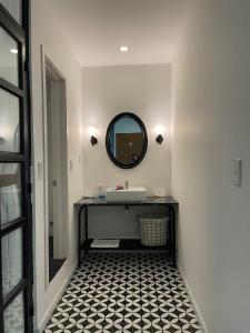 ニャチャンにあるNomad Apartmentのバスルーム(洗面台、鏡付)