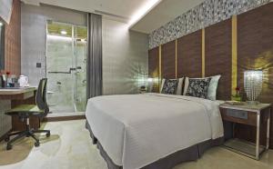 a bedroom with a bed and a desk and a shower at Beauty Hotels Taipei - HOTEL BSTAY Self Check In in Taipei